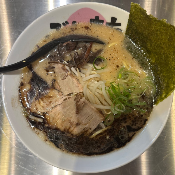 「豚骨らーめん黒」@豚骨らーめん ぶたきち 本厚木店の写真