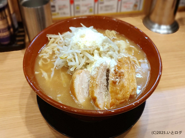 「大ぶた（＋粉チーズ＋麺増し）」@豚山 静岡新川店の写真