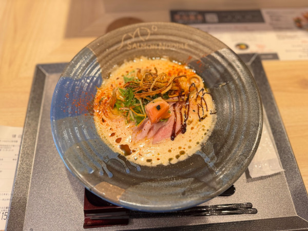 「赤辛サーモン (2辛)990円」@サーモンnoodle3.0 三軒茶屋店の写真
