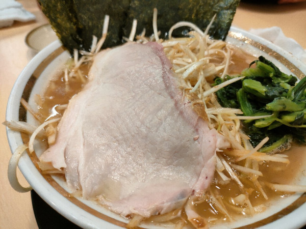 「白ネギラーメン」@王道家直伝 との丸家 越谷店の写真