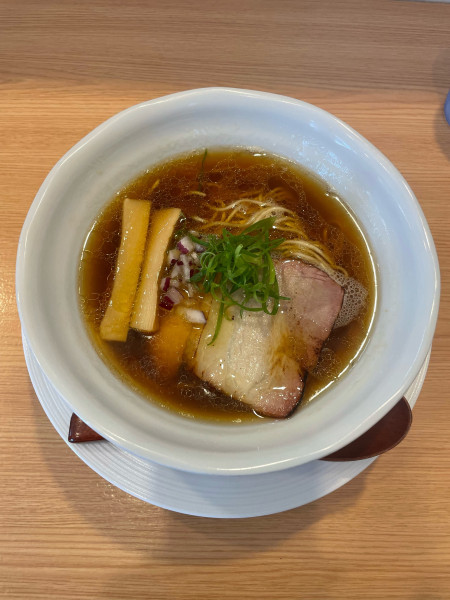 「醤油らぁ麺(1050円)」@横浜淡麗らぁ麺 川上の写真