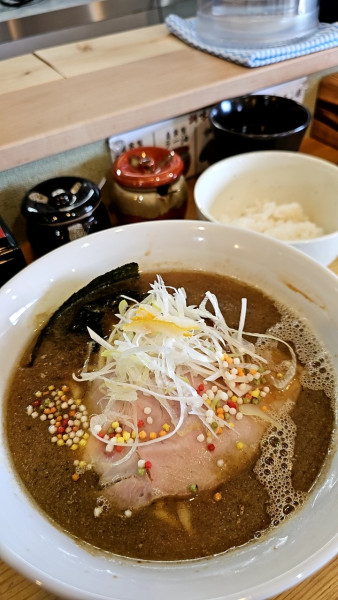 「だし中華そば850円とライス（小）100円」@麺屋なると 伊奈店の写真