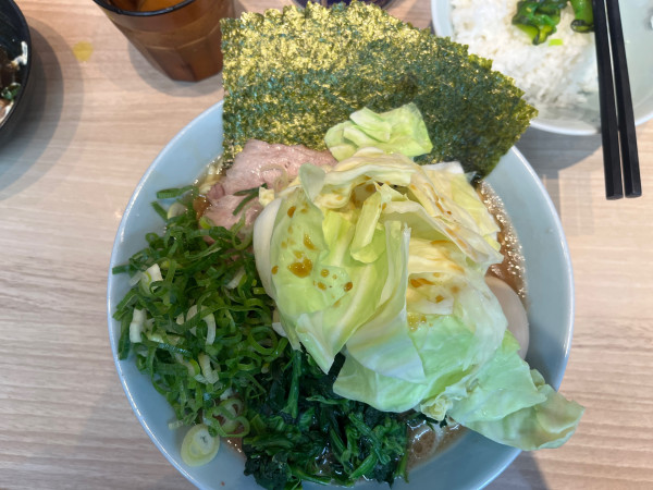 「特製中盛キャベツラーメン固め1300円」@らーめん 尾又家の写真