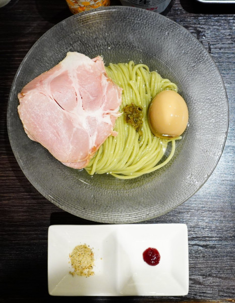 「昆布水冷かけ（並）＋低温チャーシュー＋田中農場の味玉＋ビンビール」@中華そば 十目一八食堂の写真