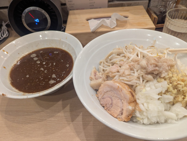 「冷やしつけ麺(煮干し)+🫚+🧅+鬼おろし」@麺屋 味方 蒲田店の写真