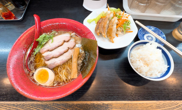 「醤油ラーメン+餃子セット」@こだわりラーメン一徹の写真