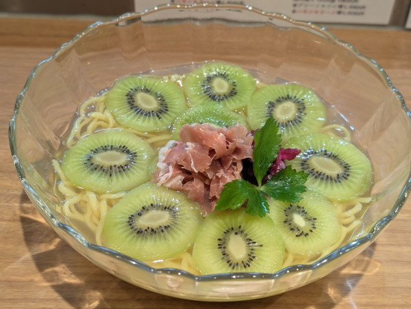 「限定　キウイとハモンセラーノの冷し塩soba」@鶏Soba Toraやの写真