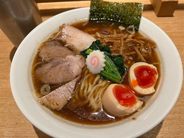 「味玉醤油ラーメン大盛1150円」@長岡食堂 東京ラーメン横丁店の写真