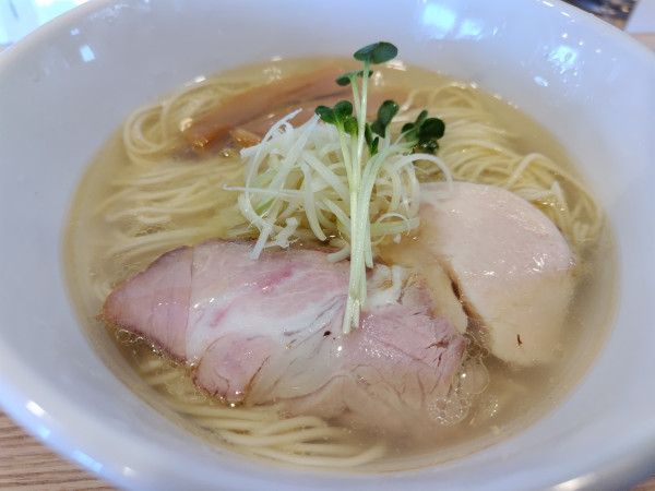 「鶏塩らぁ麺890円」@MENYA TOMOSHIBIの写真