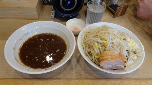 「冷やしつけ麺：煮干し（1,200円）＋温玉　ヤサイニンニク」@麺屋 味方 蒲田店の写真