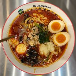麻辣湯(中華麺)、鶏肉、刻み生ニンニク