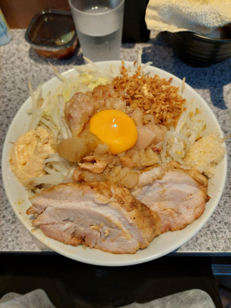 「汁なしMIX中盛＋豚１枚＋半ライス」@ラーメン宮郎の写真