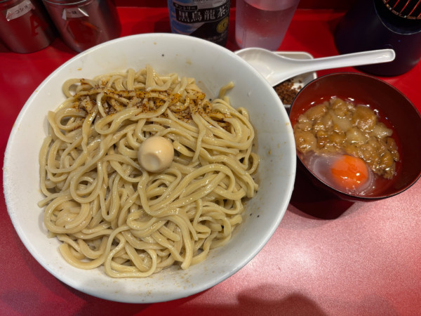「冷やし油そば辣油　脂生玉子」@麺屋HEROの写真