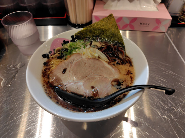 「豚骨らーめん黒 ¥900」@豚骨らーめん ぶたきち 本厚木店の写真