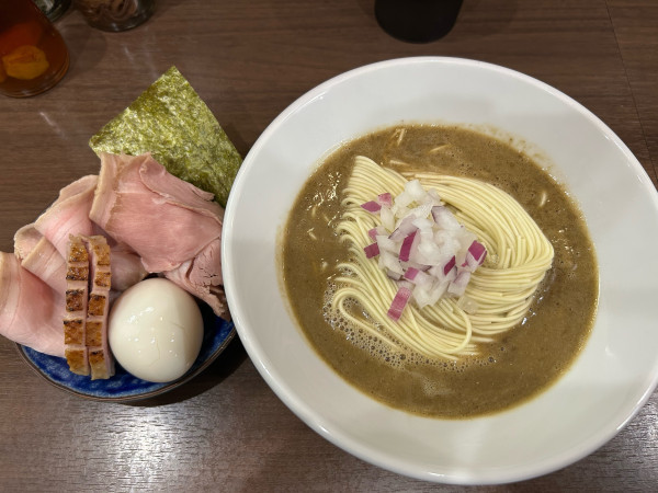 「特製濃厚煮干しソバ+和え玉（1550+350）」@Noodle&Spice curry 今日の1番の写真