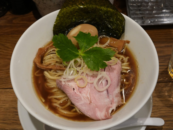 「名物 中華そば 大盛 平麺」@本町製麺所 中華そば工房の写真