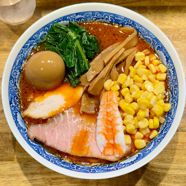 「海老辛中華そば＋味玉」@中華そば 啞不魯の写真