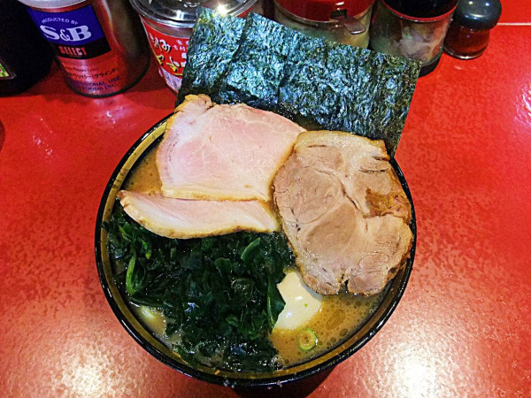 「ラーメン 特上チャーシュー　燻製チャーシュー 味玉 ワカメ」@厚木家の写真