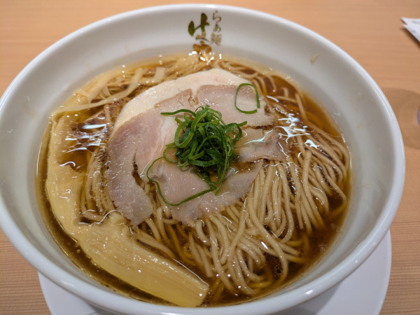 「醤油ラーメン(900円)」@らぁ麺 はやし田 アトレ新浦安店の写真