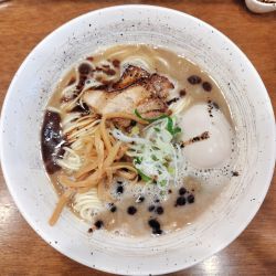 濃厚豚骨味玉1280円+麺大盛150円+焦がしにんにく油80