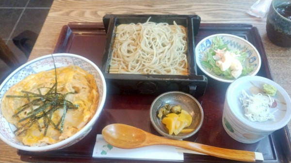 「玉子丼とそば」@石臼挽き手打ち蕎麦 さん晴の写真