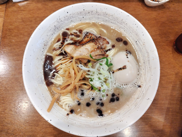 「濃厚豚骨味玉1280円+麺大盛150円+焦がしにんにく油80」@麺屋 栩羚廚 中目黒店の写真