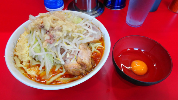 「小ラーメン（800円）＋発汗＋生卵　ヤサイニンニクアブラ」@ラーメン二郎 生田駅前店の写真