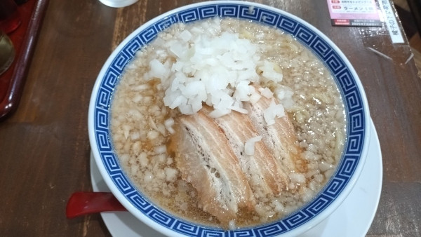 「背脂中華そば(1100円・大盛・たまねぎトッピング・メンマ抜)」@新潟発祥 なおじ 御茶ノ水店の写真