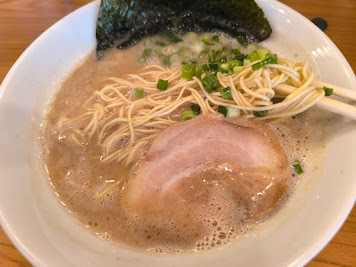「釜炊きとんこつラーメン(替玉1回無料)(830)」@がっとん 京急鶴見店の写真