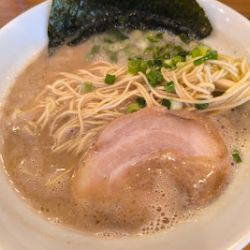 釜炊きとんこつラーメン(替玉1回無料)(830)