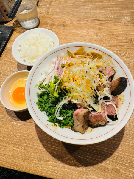 「黒の汁なし356A生卵ライス」@R+の写真