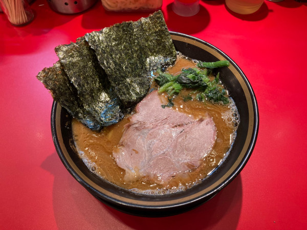 「ラーメン＋燻製コマチャー」@王道家直伝 家系ラーメン 本ごう家王道乃印の写真