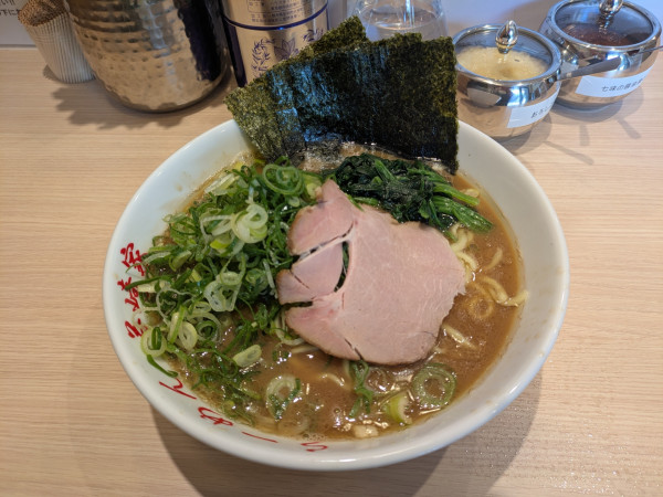 「ラーメン中+九条ネギ」@横浜ラーメン 若崎家の写真