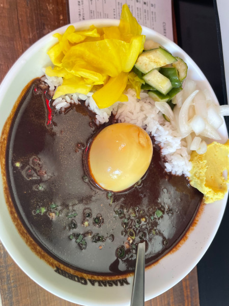 「デビルカレーご飯少なめ税込1050」@魔皿カレー 中目黒店の写真