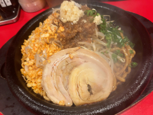 「ランチまぜそば　1000円　ライスサービス」@鉄板あぶらーめん 長岡流の写真