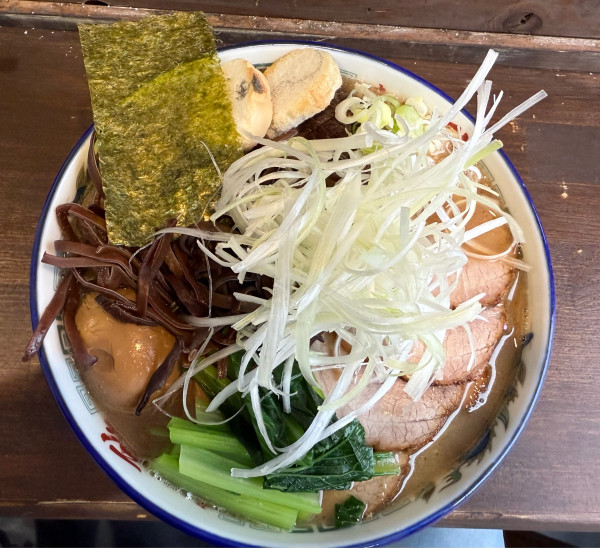 「焼豚らーめん麺大盛り煮玉子・白髪ネギ・きくらげ・ゴロゴロチャーシ」@屋台ラーメン 麺や雅の写真