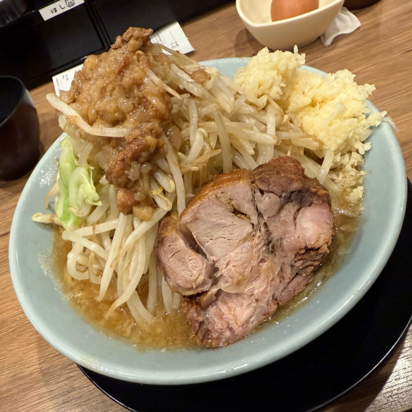 「ラーメン300g『コール』にんにくマシ、アブラマシ（別皿アブラ）」@俺の生きる道 上野店の写真