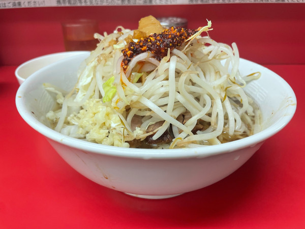 「小ラーメン、生たまご」@ラーメン二郎 千住大橋駅前店の写真
