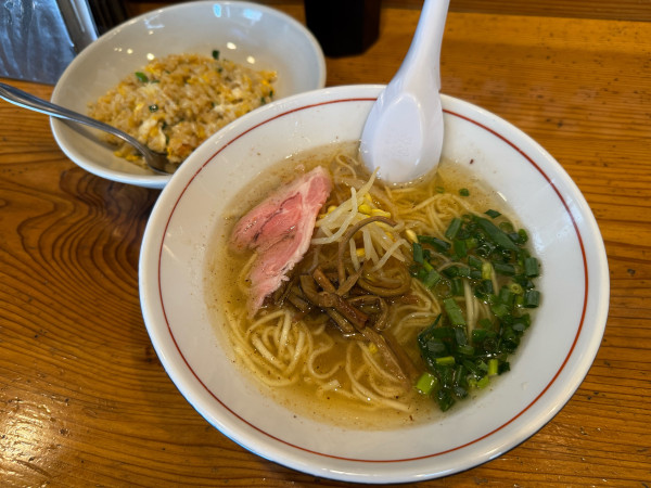 「牛骨ラーメン塩 + 焼きめし　850円」@オレズ・マガラズ 須崎店の写真
