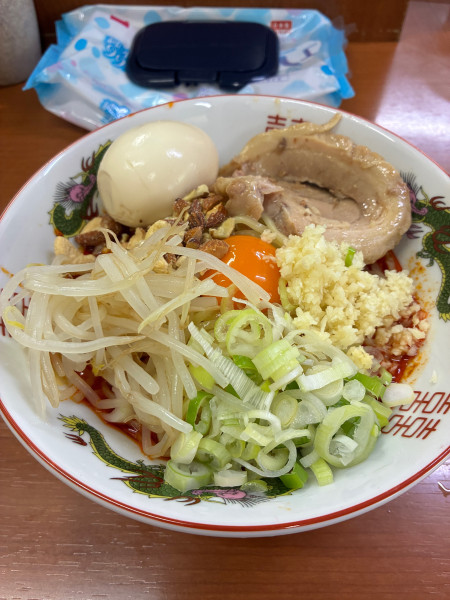 「［期間限定］冷やし汁なし担々麺+味玉」@ラーメン源骨の写真