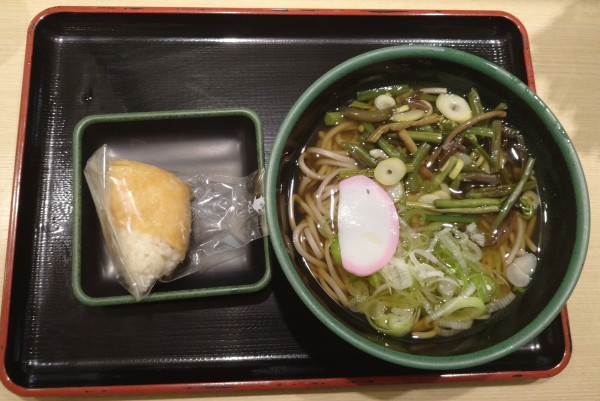 「山菜そば（520円）＋いなり寿司（90円）」@金沢 駅そば 加賀 白山そばの写真