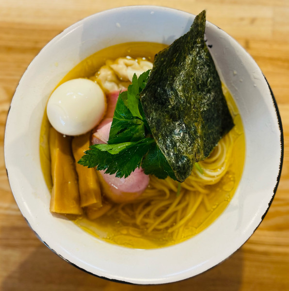 「特上中華そば(白醤油)」@自家製麺 くろ松の写真