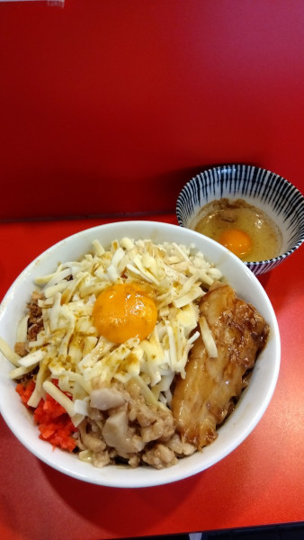 「チーズカレーまぜそば+麺400g+チーズ×2+生卵」@まぜそばマゼロー 船橋店の写真