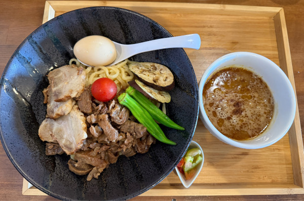 「金曜限定夏野菜と飛騨牛すじカレーつけ麺 全部1750円」@らぁめん 麺彩家の写真