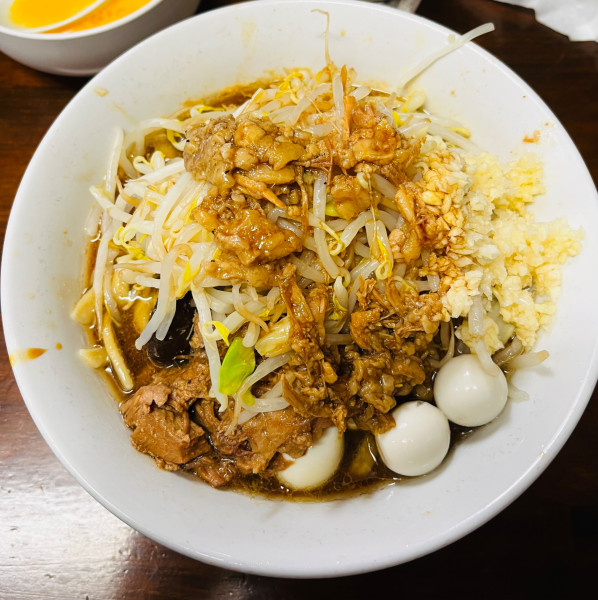 「小ラーメン少なめ+うずら+生卵 1160円」@劇的ラーメン 雑把®の写真