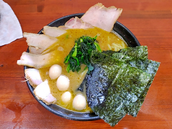 「ラーメン バラチャーシュー うずら」@横浜家系らーめん 天王家 寒川総本店の写真