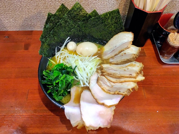 「天王ラーメン バラチャーシュー5枚」@横浜家系らーめん 天王家 寒川総本店の写真