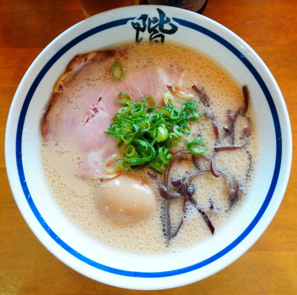 「豚骨ラーメン＋味玉＋瓶ビール（小瓶）」@階杉 岩国本店の写真