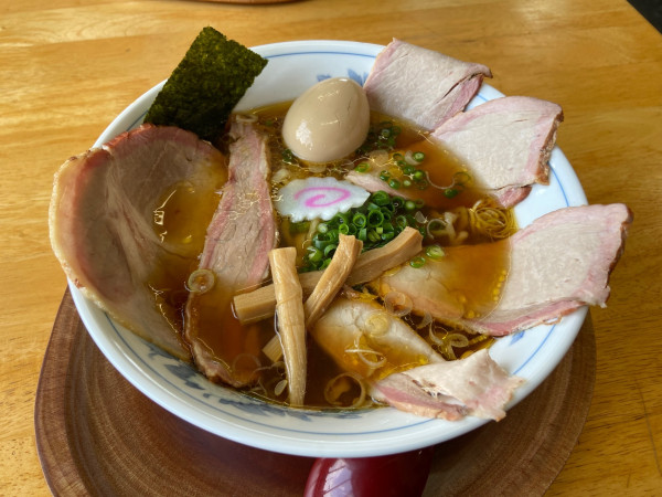 「黒醤油チャーシュー麺たまご付き(1130円)」@白河ラーメン 岩松の写真