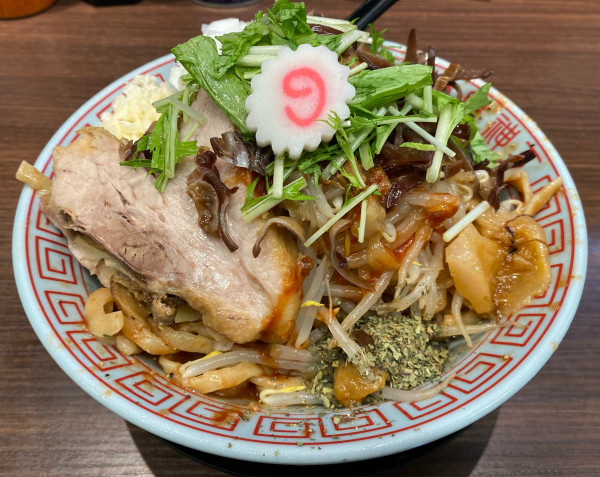 「冷製汁なしトマティーナ ニンニク アブラ バジル タマネギ チー」@麺屋 神工の写真